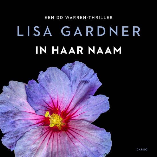 Boek "In haar naam" van Lisa Gardner, met een paarse en roze bloem op een zwarte achtergrond.