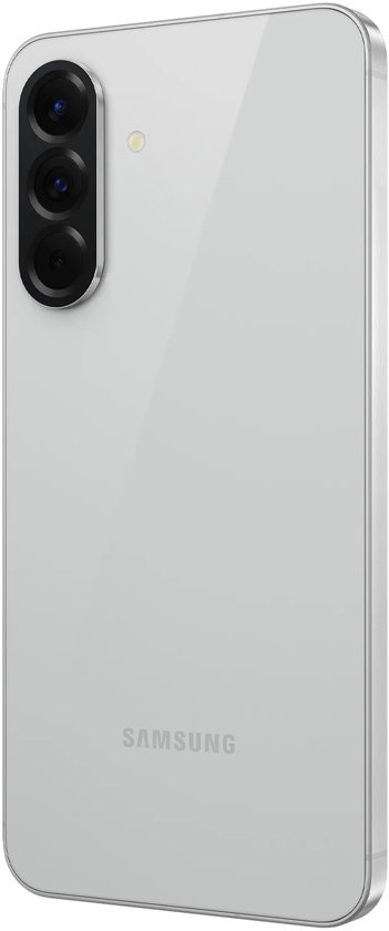 Achterzijde van een grijze smartphone, met drie cameralenzen in een verhoogde behuizing.