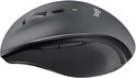 Zwarte Logitech draadloze muis, zijaanzicht met rubberen textuur en programmeerbare knoppen.