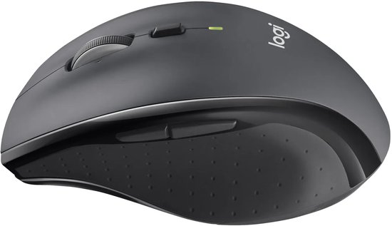 Zwarte Logitech draadloze muis, zijaanzicht met rubberen textuur en programmeerbare knoppen.