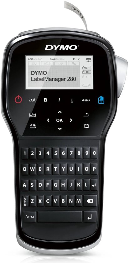 Zwarte DYMO LabelManager 280 labelprinter met QWERTY-toetsenbord, LCD-scherm en een labelstrook die uit de zijkant komt.