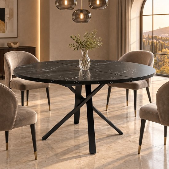 Ronde, uitschuifbare eettafel in zwart marmerlook met zwart metalen X-poot en beige gestoffeerde stoelen.