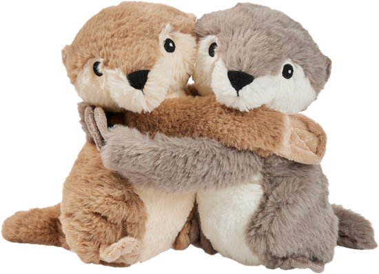 Twee knuffelotters, één in beige en één in grijs, die elkaar liefdevol omhelzen met zachte vacht.