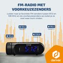 Zwarte Denver wekkerradio toont 5:12 en FM-zenders 88,6, 90,6, 98,4, 108,6.