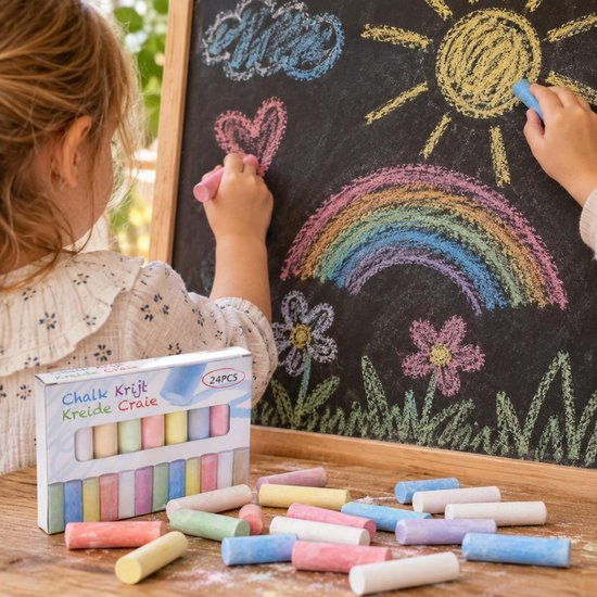 Kinderen tekenen met gekleurd krijt op een schoolbord. Een doos met 24 krijtjes ligt ernaast.