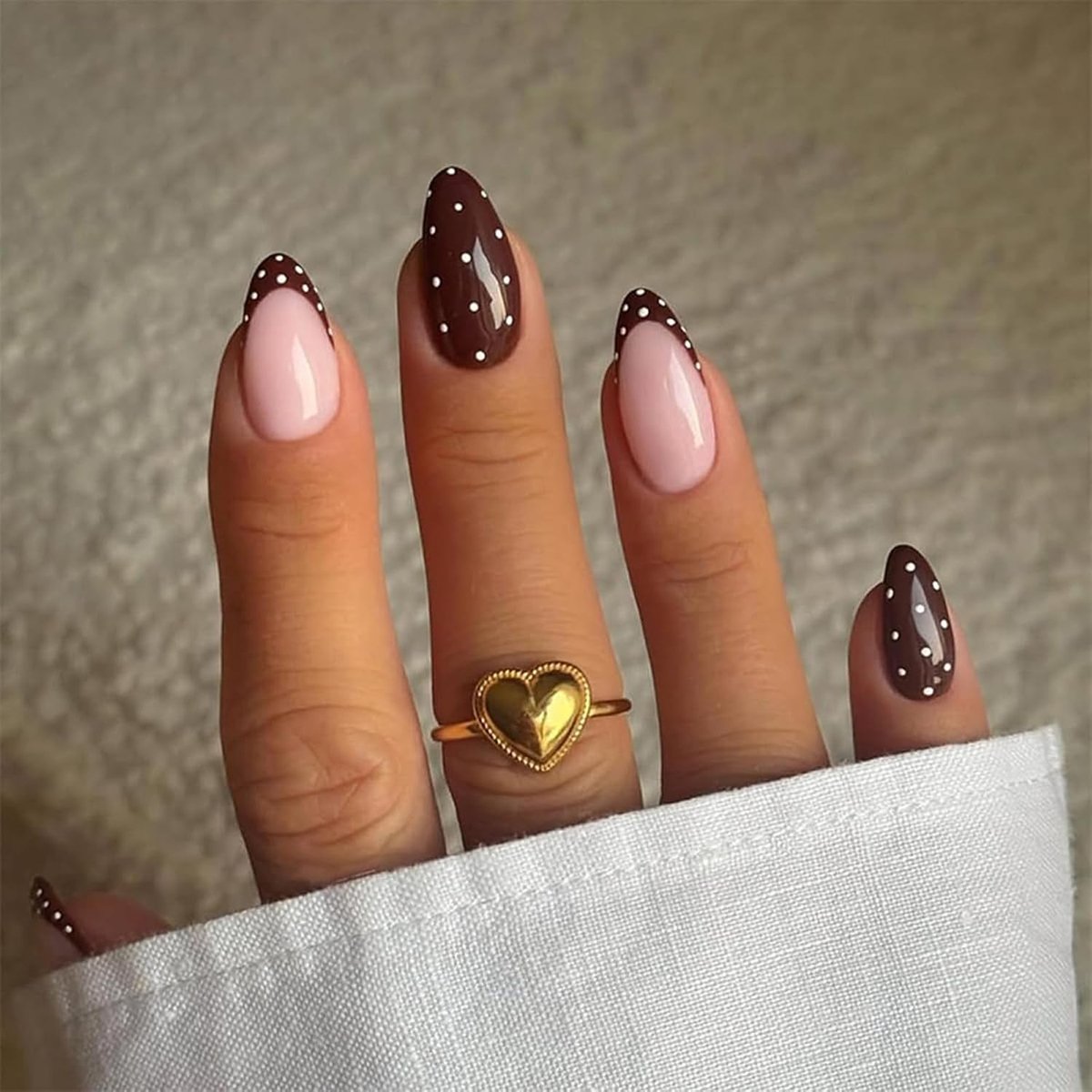 Press-on nagels set - 24 stuks - lange amandelvorm - bruine basis met witte stippels - ShopVlot