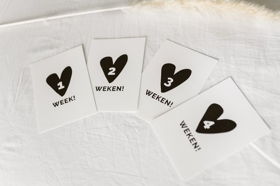 Baby mijlpaalkaarten met een zwart hart en de tekst '1 WEEK!', '2 WEKEN!', '3 WEKEN!', '4 WEKEN!'.