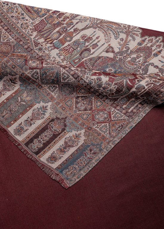 Close-up van een donkerrode sjaal met ingewikkelde, veelkleurige patronen van olifanten en florale motieven.