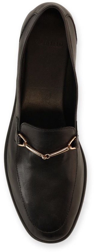 Bovenaanzicht van een zwarte leren loafer met een goudkleurig detail op de wreef.
