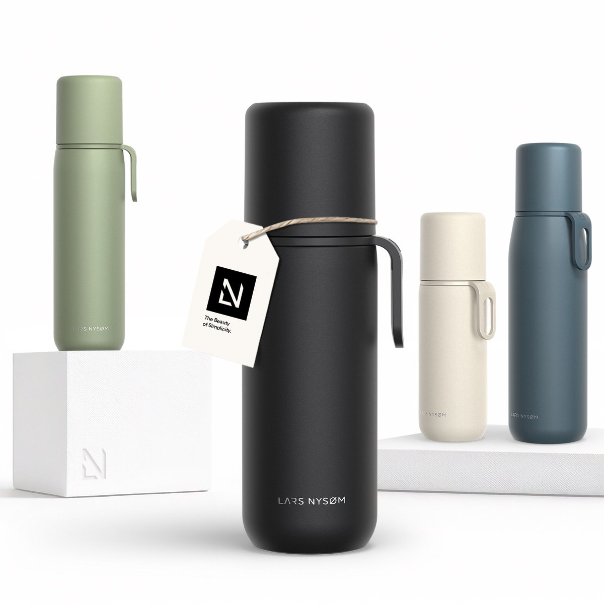 LARS NYSØM Roestvrijstalen Thermosfles - Dubbelwandige Geïsoleerde Drinkfles met Beker en Draagriem, Lekvrije Metalen Fles voor Reizen, Kantoor & Buitenactiviteiten (Carbon Black)