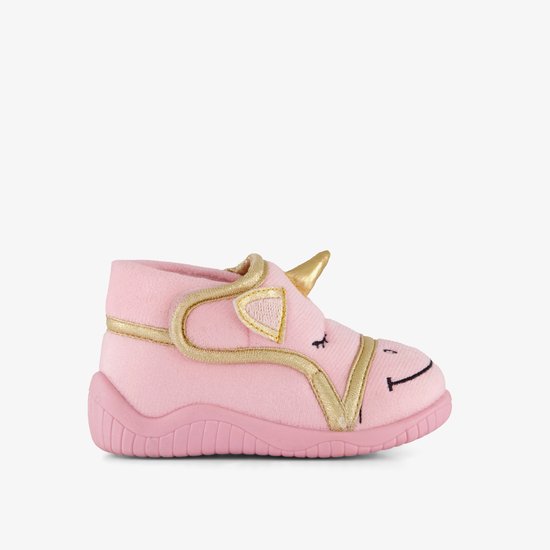 Roze pantoffel met gouden eenhoorn details, oor en hoorn. Geborduurd gezicht met open oogjes.