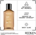 Une bouteille dorée d'huile d'Argan-6 All Soft de Redken avec un bouchon noir. Texte : "FORMULÉ AVEC DE L'HUILE D'ARGAN".