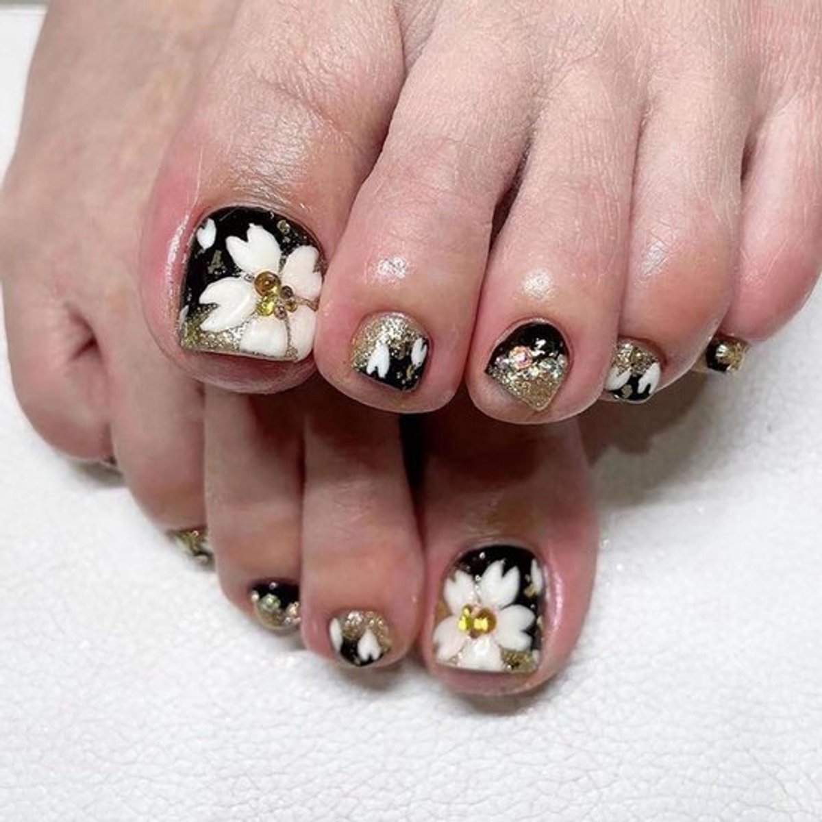 Set van 24 stuks zwarte nep teennagels met witte bloemen en strass pailletten | Valse teennagels pers op voor vrouwen en meisjes