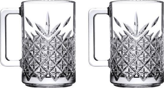 Twee transparante bierpullen met facetgeslepen patronen.