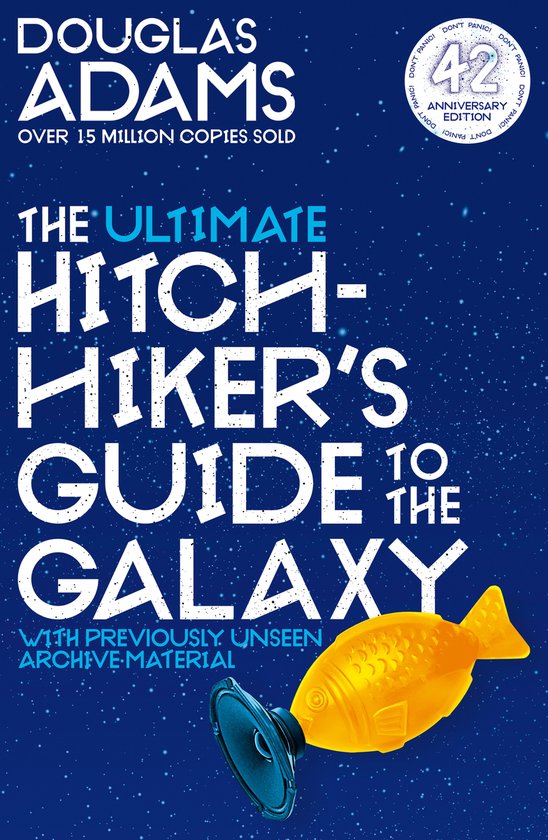 Livre "The Ultimate Hitchhiker's Guide to the Galaxy" avec poisson doré et haut-parleur sur fond de ciel étoilé bleu. Douglas Adams, 42 Anniversary Edition.