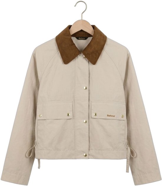 Beige Barbour jas met bruine corduroy kraag en twee borstzakken met drukknoopsluiting.