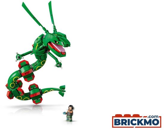 Groene LEGO Rayquaza met kleine figuur, zittend op een sokkel.