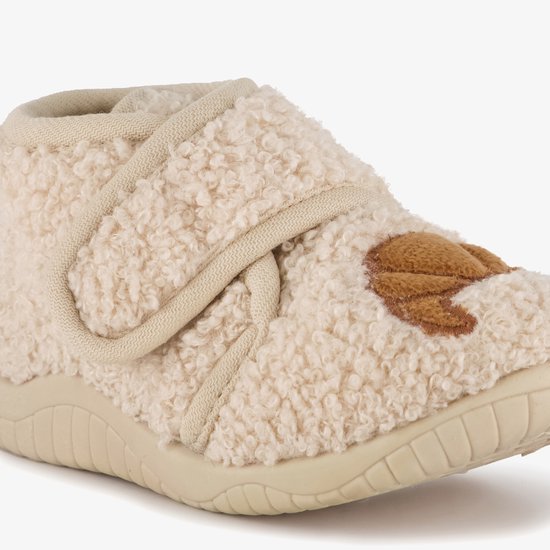 Detail van de beige, teddy slof met klittenbandsluiting en bruine croissant applicatie.
