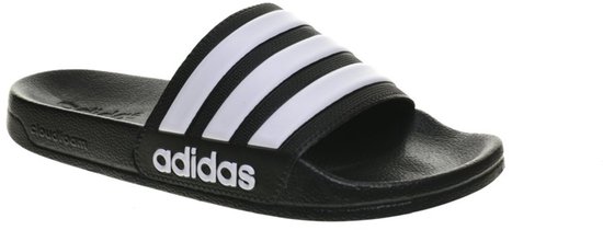 Tongs Adidas noires avec trois bandes blanches sur le dessus et logo Adidas.
