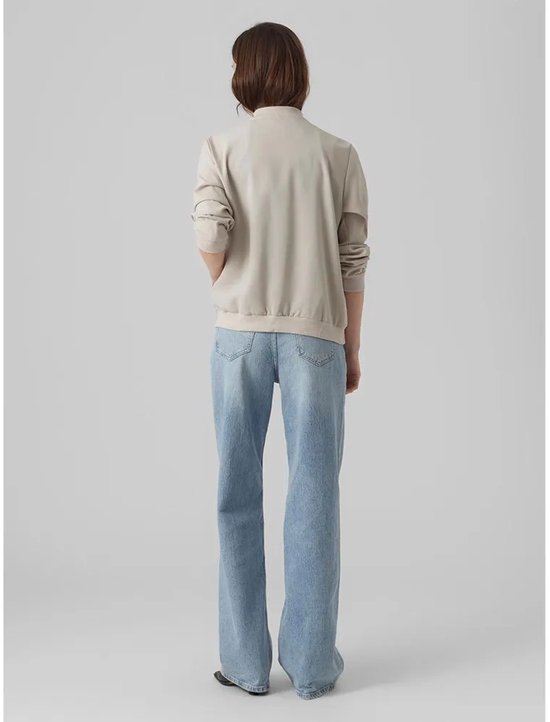 Model van achteren gezien, draagt een beige bomberjack met een geribde kraag, manchetten en zoom.