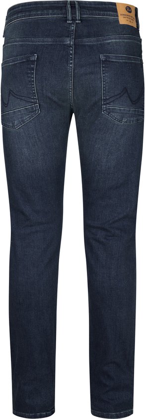 Donkerblauwe heren jeans met lichte slijtageplekken, de broek staat op een witte achtergrond.