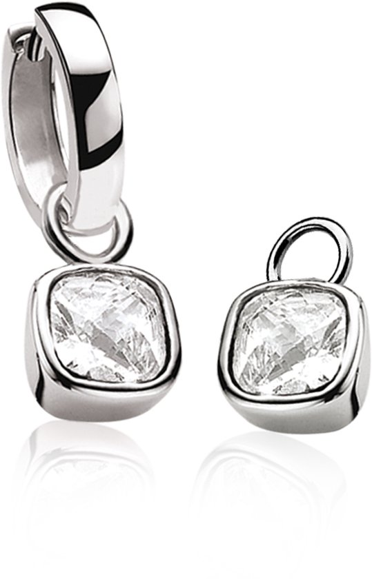 Twee zilveren oorbedels; één met een oorring en een vierkante, witte hanger, één met een lusje en een vierkante, witte hanger.