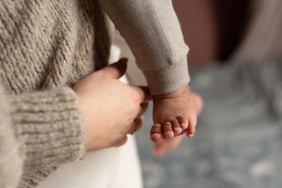 Babyvoetjes met teentjes, vanuit een close-up.