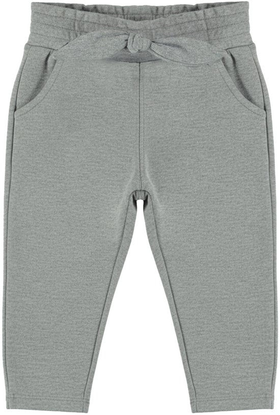 Grijze joggingbroek met knoopdetail en steekzakken.