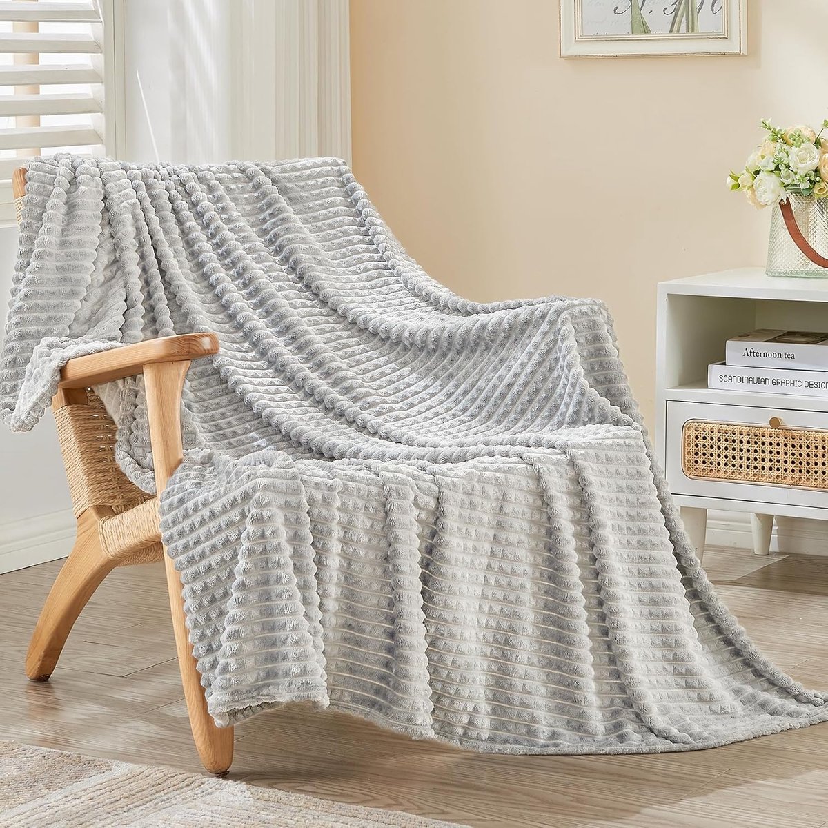 SnelShoppen - Fleece Dekentje 200 x 230 cm - Zacht Pluche Warm Cosy - Uniek Stripe Design - Ideaal voor Bank, Bed en Stoel - Lichtgrijs - Perfect voor