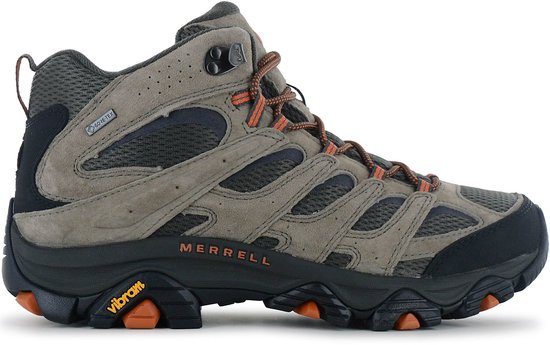 Zijaanzicht van de Merrell Moab 3 wandelschoen in olijfgroen suède en mesh met zwarte zool en oranje Vibram-details.