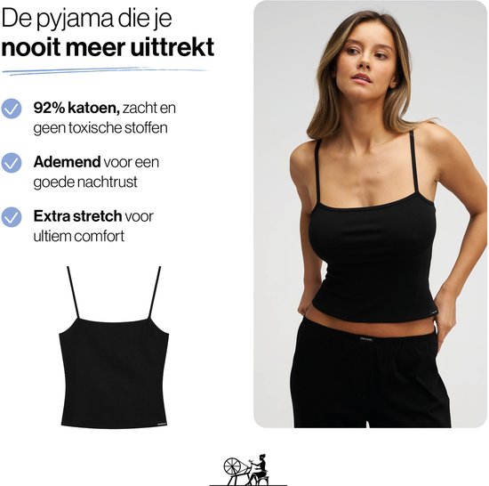 Model in zwarte pyjamaset. Links: text 'De pyjama die je nooit meer uittrekt', '92% katoen', 'Ademend' en 'Extra stretch'.