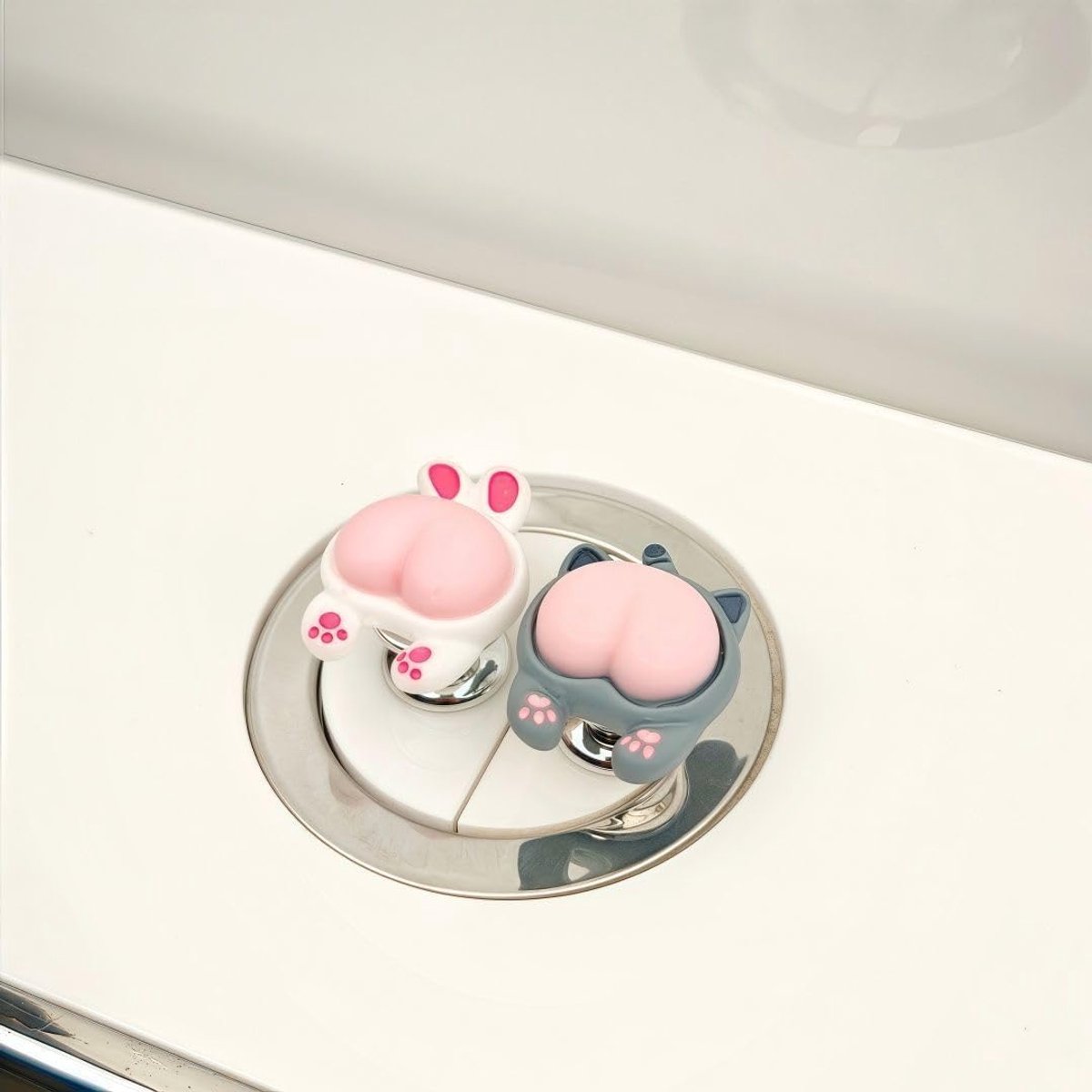 Set van 2 toiletknopduwers met schattige dieren, wc-knopdeksels in de vorm van een konijn en een kat met 4 zelfklevende pads, leuk badkameraccessoire voor stortknoppen (Kat en Konijn)