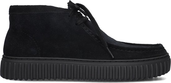 Chaussure noire en suède avec lacets et semelle épaisse.