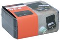 Zwart Black+Decker geldkistje met muntbakje, 2 sleutels en eurobiljetten op de verpakking.