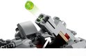 Close-up van een LEGO Spider Tank met een groene LEGO bal die wordt afgevuurd.