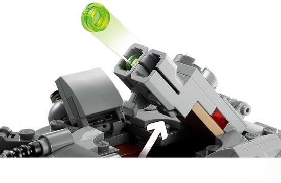 Close-up van een LEGO Spider Tank met een groene LEGO bal die wordt afgevuurd.