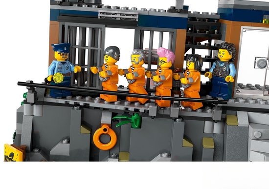 LEGO City Politiegevangeniseiland: een politieman en vier gevangenen met oranje pakken op een balkon.