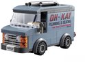 Grijze LEGO-bestelwagen met 'OH-KAY PLUMBING & HEATING' op de zijkant.