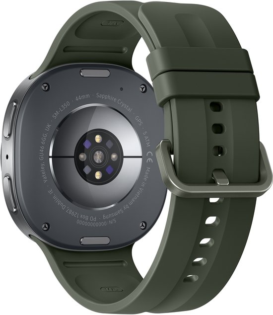Onderkant van de groene smartwatch. Toont sensoren, serienummer en informatie: SM-L350, 44mm, Sapphire Crystal.