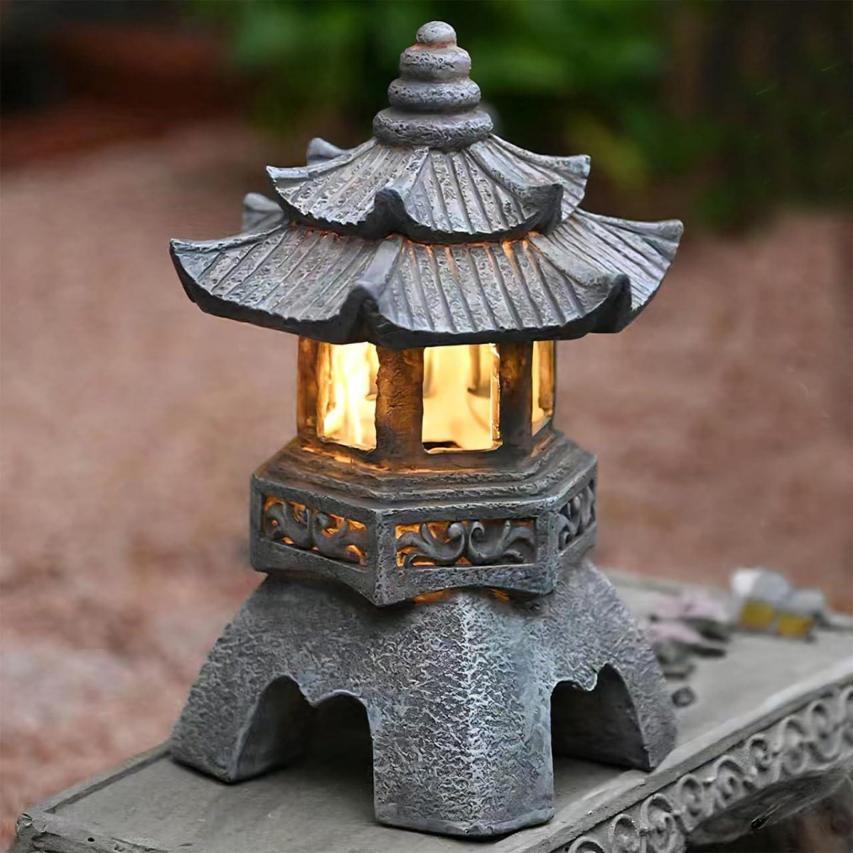 GELLDG Japanse stenen tuinlantaarn – Pagode-tuinbeeld op zonne-energie – 26 cm hoog – Van kunsthars – Japanse decoratie – Geschikt voor terras, balkon en tuin – Geschikt voor binnen en buiten
