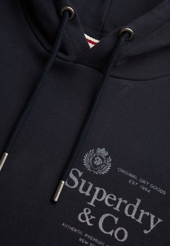 Detail van de borst van de donkerblauwe hoodie met 'Superdry & Co' opdruk en trekkoorden.