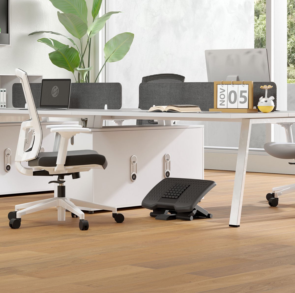 REDOM - Voetsteun voor bureau - Verstelbare hellingshoek - Massage met rollen en antislip - Ergonomisch - Voor thuiswerk en kantoor - ABS - Zwart - 46 x 35 x 17 cm