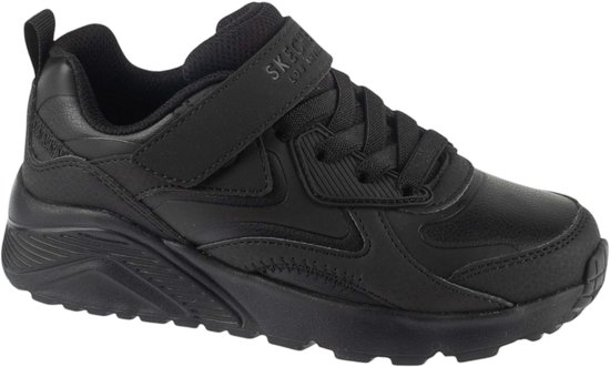 Zwarte lage sneaker met klittenbandsluiting, veters en Skechers-logo op de zijkant.