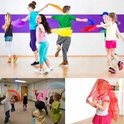 Bovenaan, kinderen die dansen met kleurrijke chiffon sjaals. Onderaan, kinderen die spelen met sjaals in een klaslokaal en een meisje dat een rode sjaal vasthoudt.