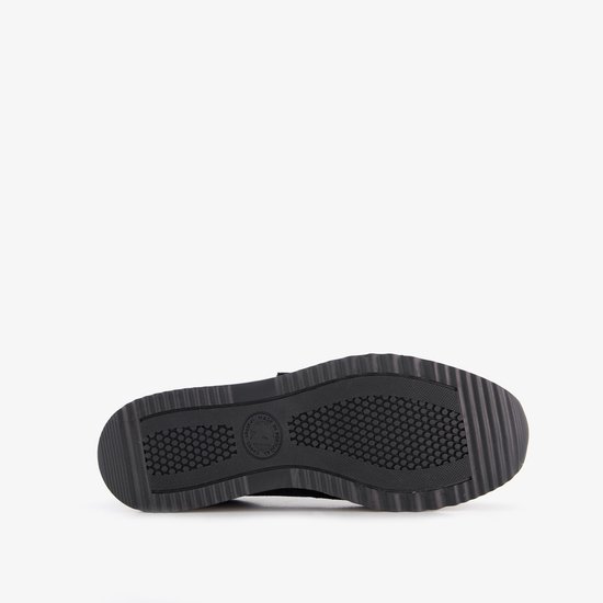 Zool van een donkerblauwe sneaker met textuur en 'Hush Puppies' logo.