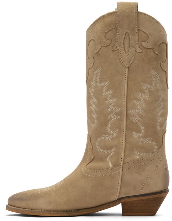 Lichtbruine suède cowboylaars met decoratieve witte sierstiksels, puntige neus en houten hak.