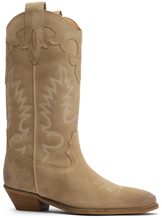Lichtbruine suède cowboylaars met decoratieve witte sierstiksels, puntige neus en houten hak.