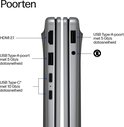 Gedetailleerde afbeelding van de zijkant van een zilverkleurige HP laptop met poorten.