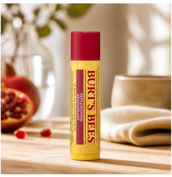Burt's Bees lippenbalsem met granaatappel met een bijenkorfpatroon.