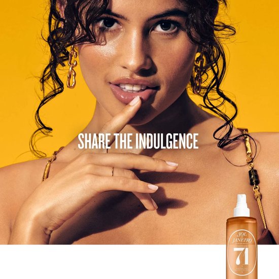 Een model met krullend haar en gouden oorbellen met de tekst 'SHARE THE INDULGENCE'.